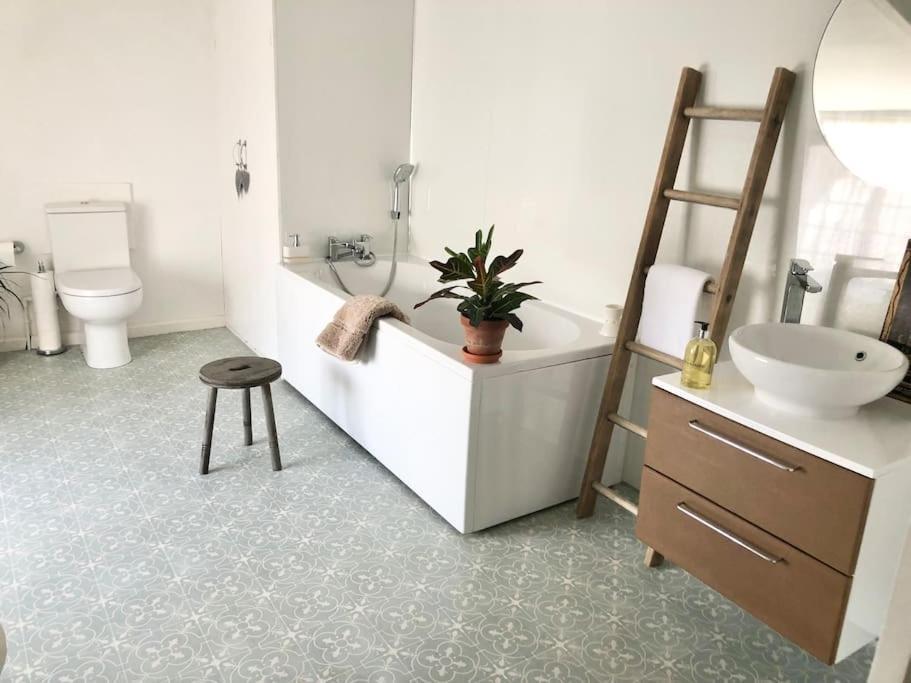 Cosy Farmhouse Escape In Monmouthshire Villa Wolves Newton Buitenkant foto